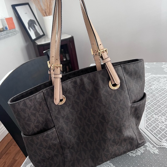 Authentic Michael Kors tote like new - Picture 6 of 10